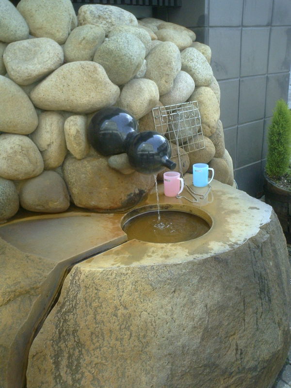 A hyoutan (gourd) shaped faucet offers a taste of Kin no Yu's healing waters.