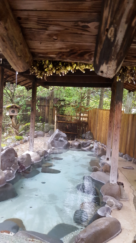 Another shot looking towards the entrance of Yunokura Onsen's outdoor bath.