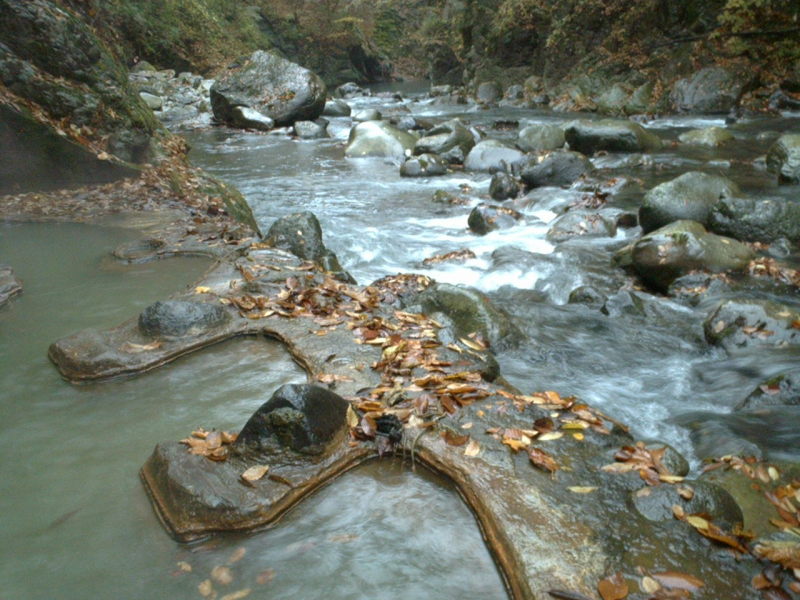 Another view of Kawagishi no Yu, showing more of the river.