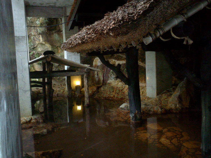 This konyoku (mixed gender) bath simulates a cave, and has rich, iron-laden water.